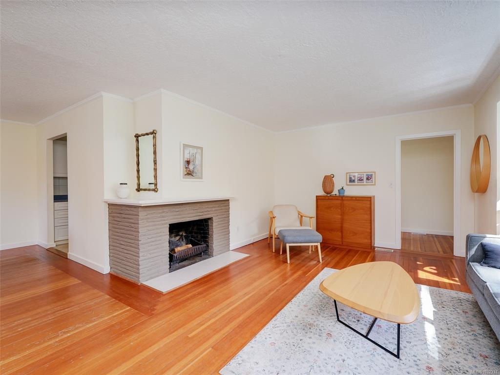 Fifth View of 945 Falkland Rd, Oak Bay, BC, V8S 4M1