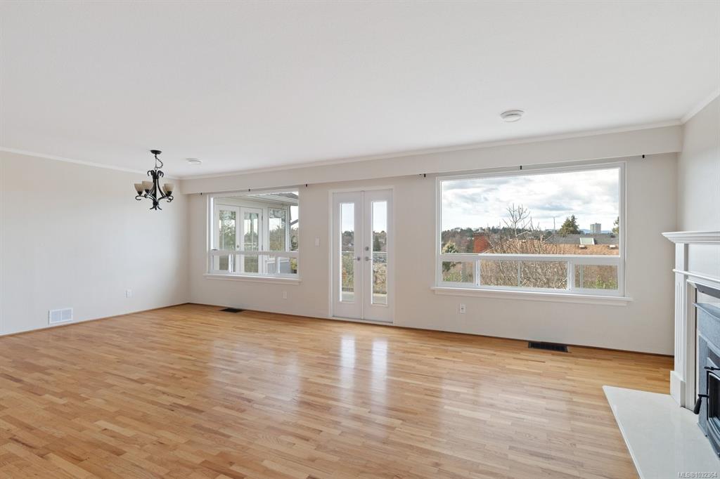 Fifth View of 310 Windermere Pl, Victoria, BC, V8S 3J3