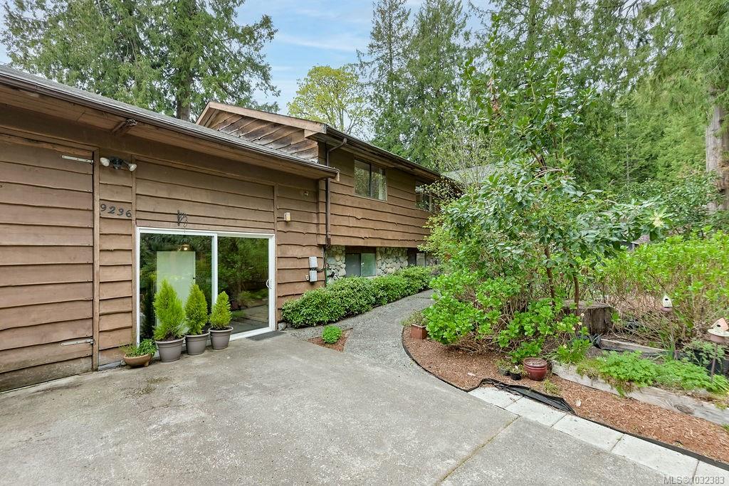 Third View of 9236 Pinetree Rd, North Saanich, BC, V8L 3W2