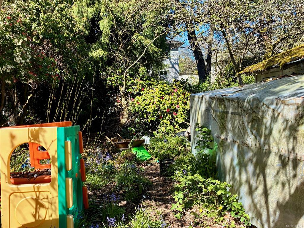 Fourth View of 2728 Avebury Ave, Victoria, BC, V8R 3W4