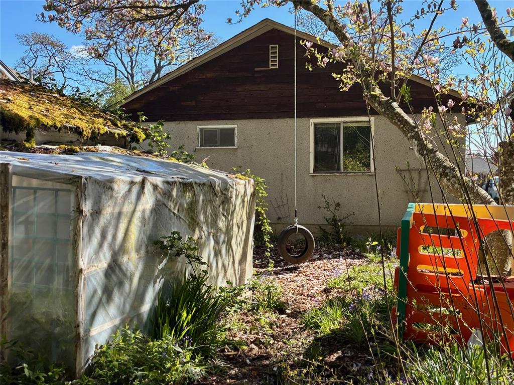 Fifth View of 2728 Avebury Ave, Victoria, BC, V8R 3W4