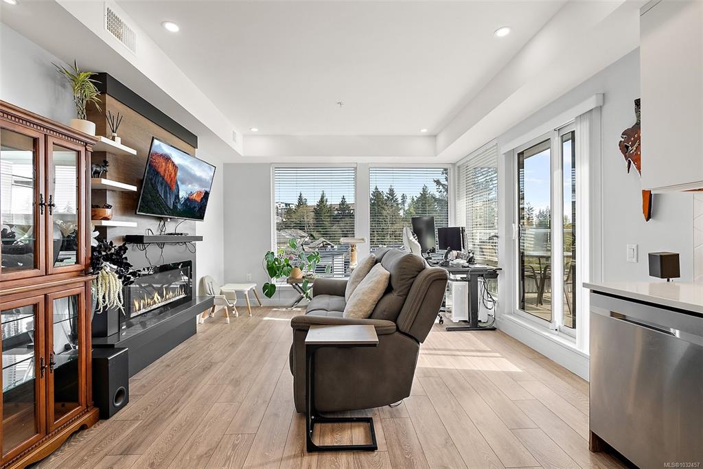 950 Whirlaway Cres, 1032457, BC,