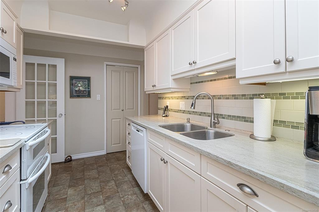 Fifth View of 1941 Mayfair Dr, Saanich, BC, V8P 1R1