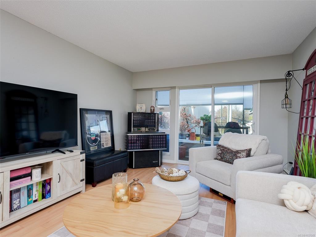 Third View of 1537 Morrison St, Victoria, BC, V8R 4K1