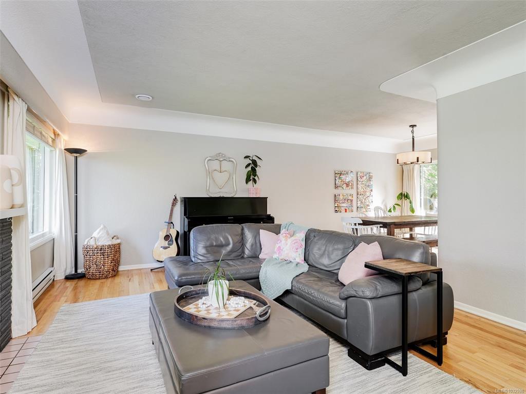 Third View of 632 Lambie Dr, Saanich, BC, V8Z 2L8