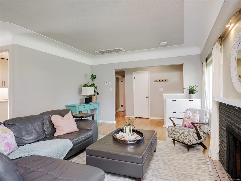 Fifth View of 632 Lambie Dr, Saanich, BC, V8Z 2L8