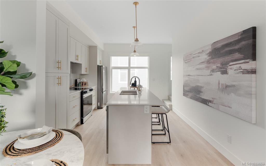 Fourth View of 2536 Shelbourne St, Emerson, Victoria, BC, V8R 4L5