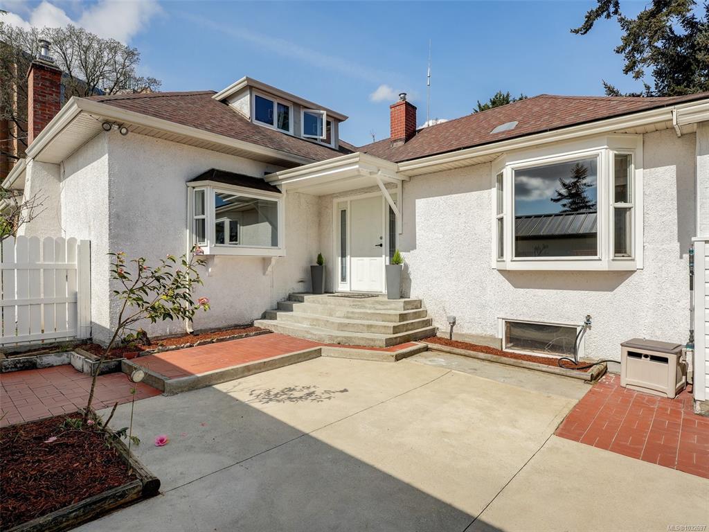 Third View of 4031 Quadra St, Saanich, BC, V8X 1K1