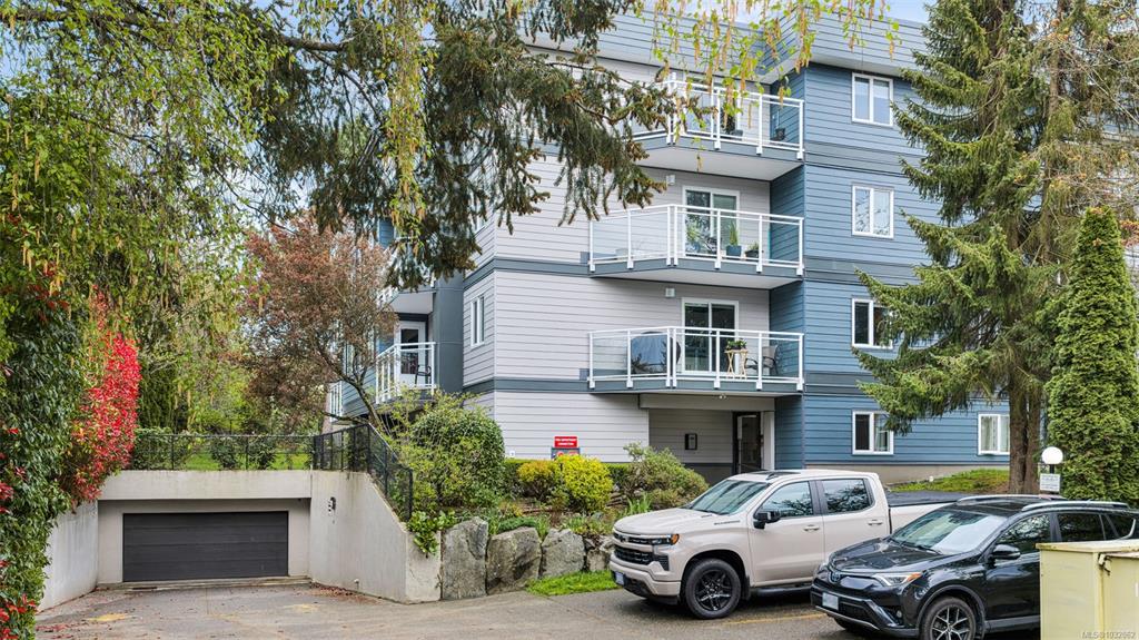 949 Cloverdale Ave, 1032862, BC,