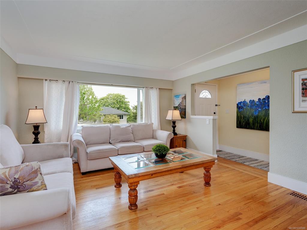 Fourth View of 530 Dumeresq St, Saanich, BC, V8Z 1X2