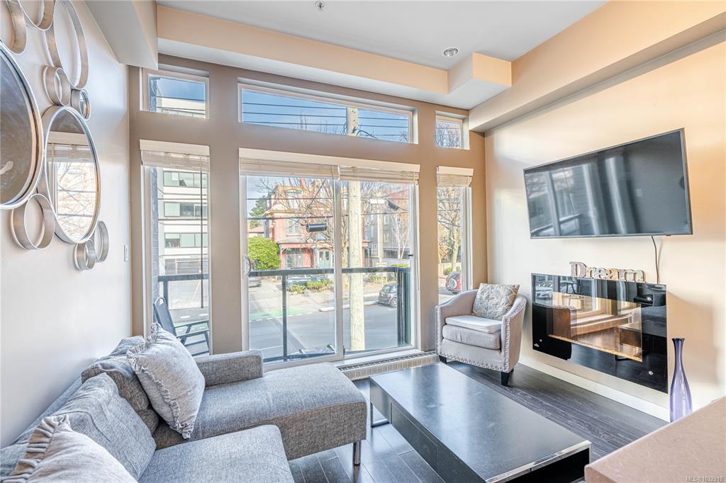 Fourth View of 1121 Fort St, Victoria, BC, V8V 3K9