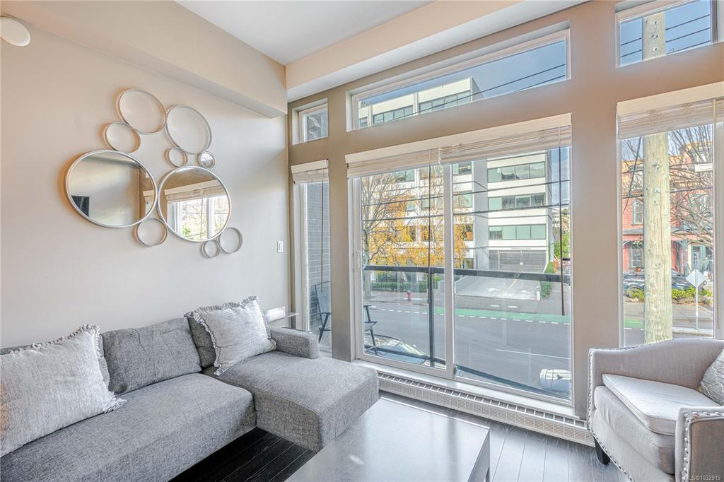 Fifth View of 1121 Fort St, Victoria, BC, V8V 3K9