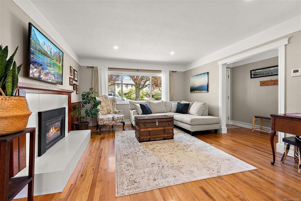 Fourth View of 1094 Gosper Cres, Esquimalt, BC, V9A 4J3