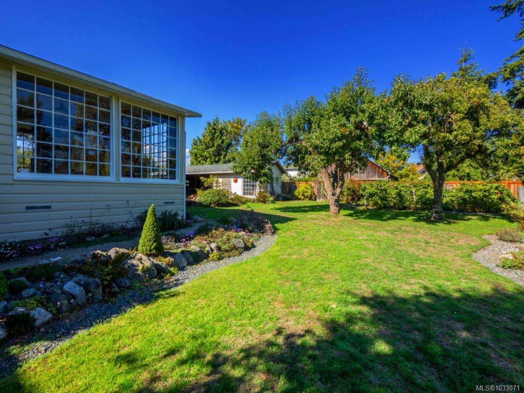 Fourth View of 1736 Haultain St, Victoria, BC, V8R 2L2