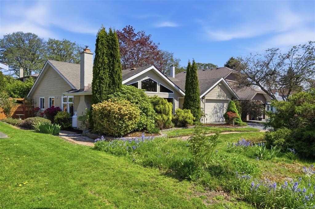 Fourth View of 4003 Hopesmore Dr, Saanich, BC, V8N 6A3