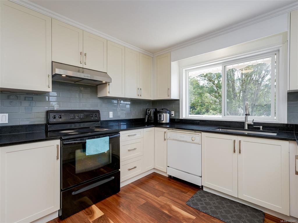 Fourth View of 948 Mckenzie Ave, Saanich, BC, V8X 3G5
