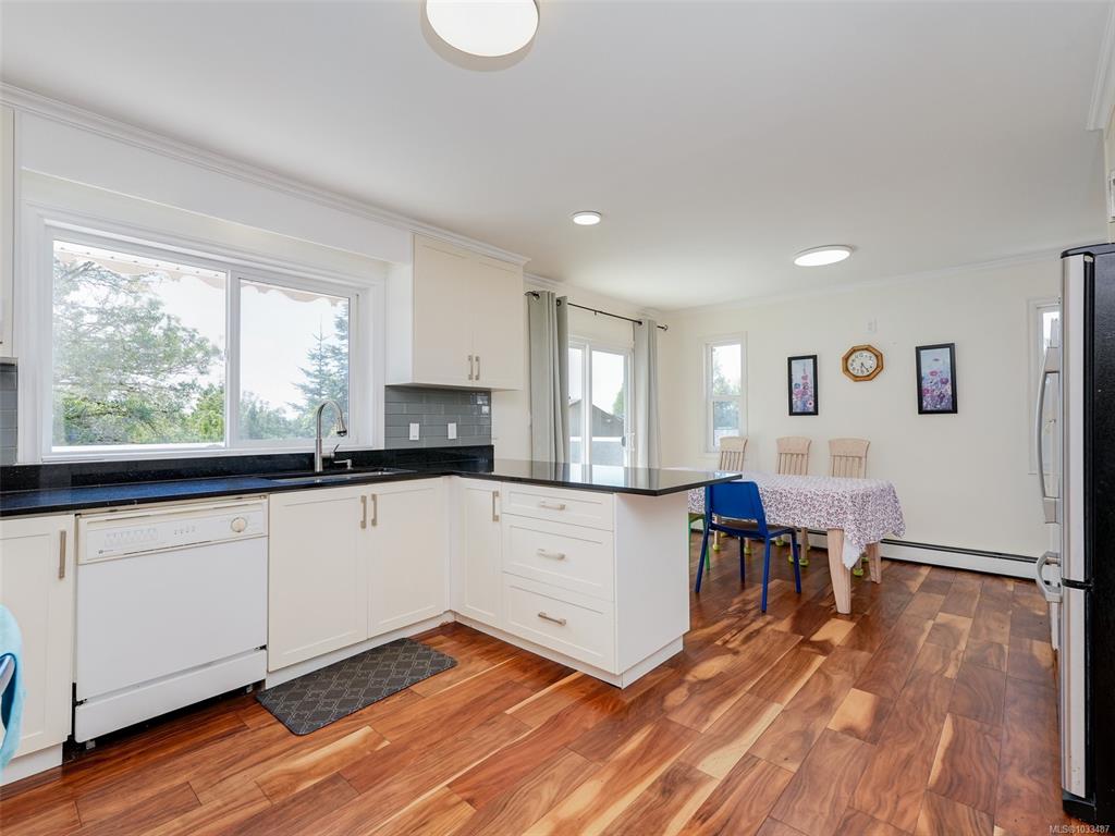 Fifth View of 948 Mckenzie Ave, Saanich, BC, V8X 3G5