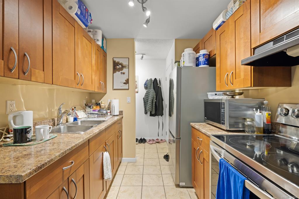 Fifth View of 3255 Glasgow Ave, Saanich, BC, V8X 2S4