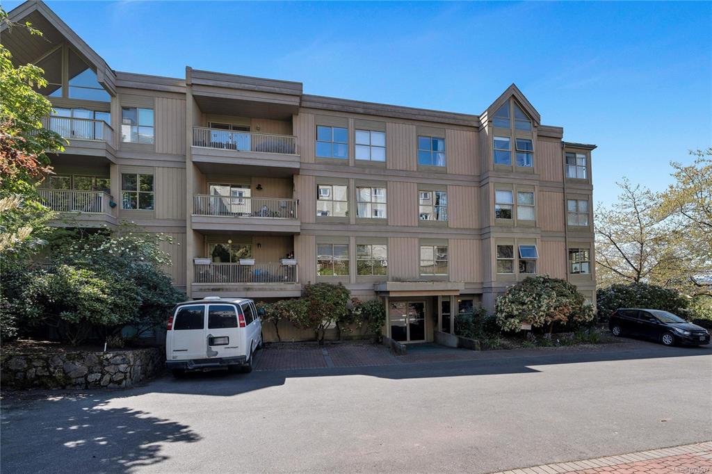 Second View of 3363 Glasgow Ave, Oak, Saanich, BC, V8X 1M5