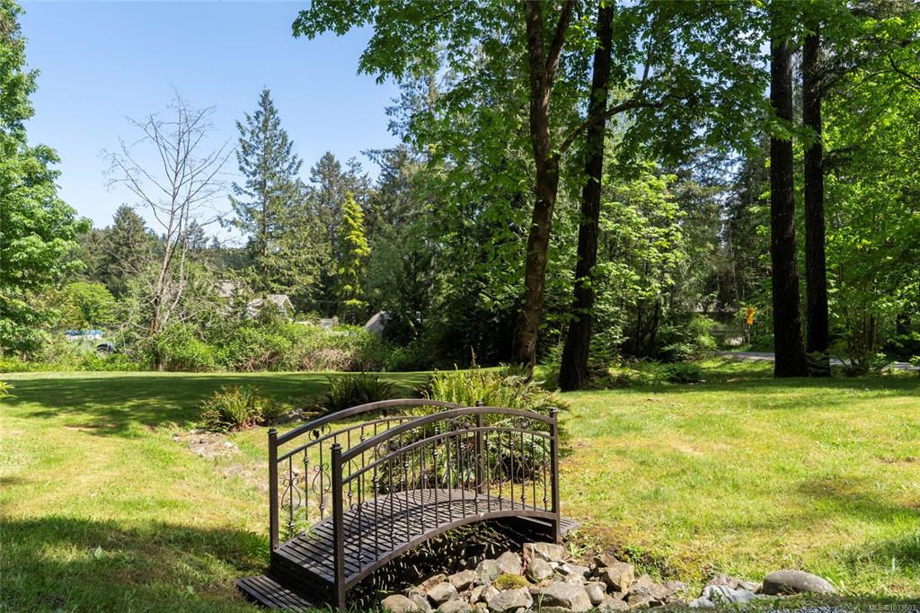 Fifth View of 376 Viaduct Ave W, Saanich, BC, V9E 2B6