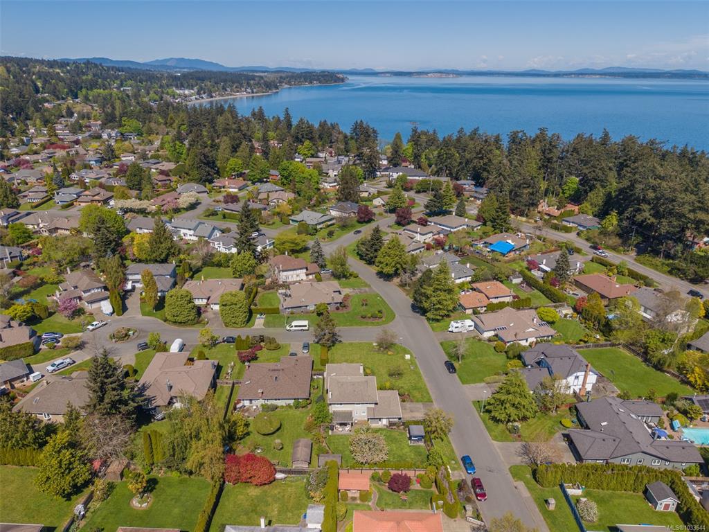Fourth View of 4705 Sunnymead Way, Saanich, BC, V8Y 2Z9