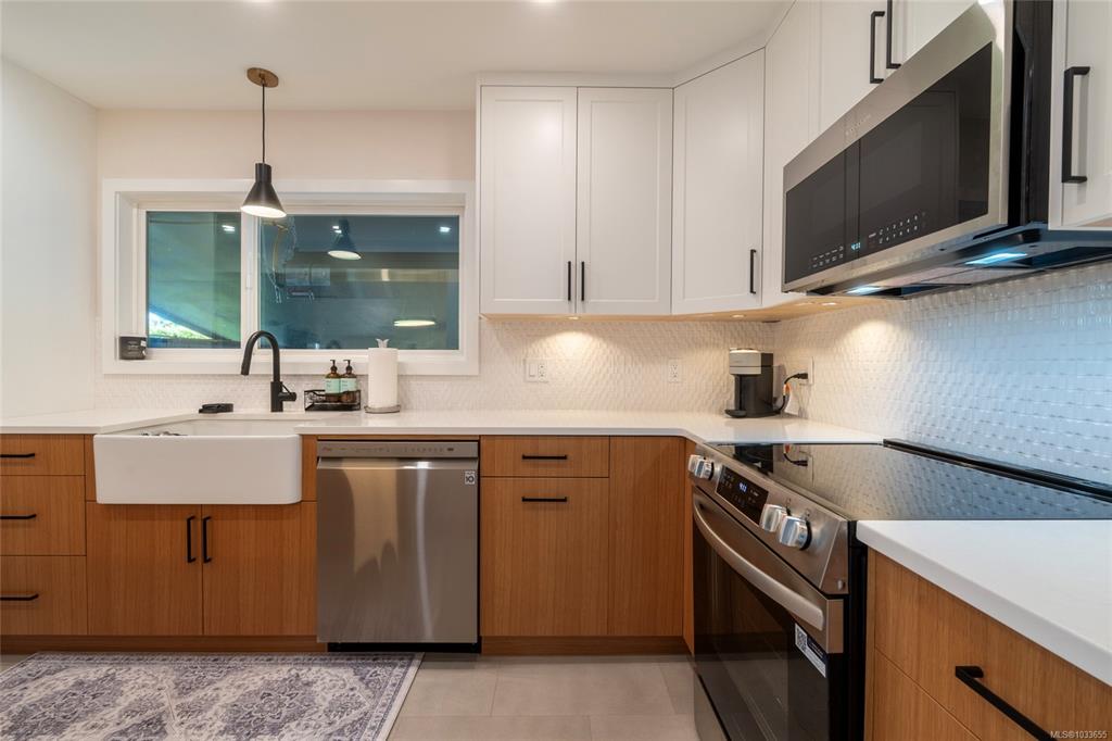 Fourth View of 1002 Karen Cres, Saanich, BC, V8X 3C6