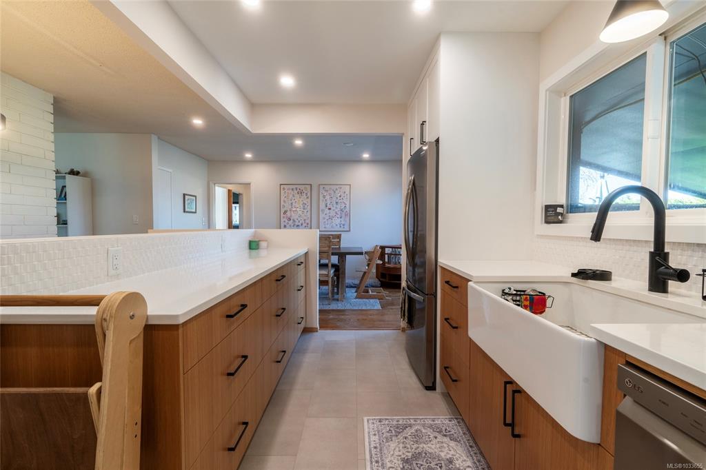 Fifth View of 1002 Karen Cres, Saanich, BC, V8X 3C6