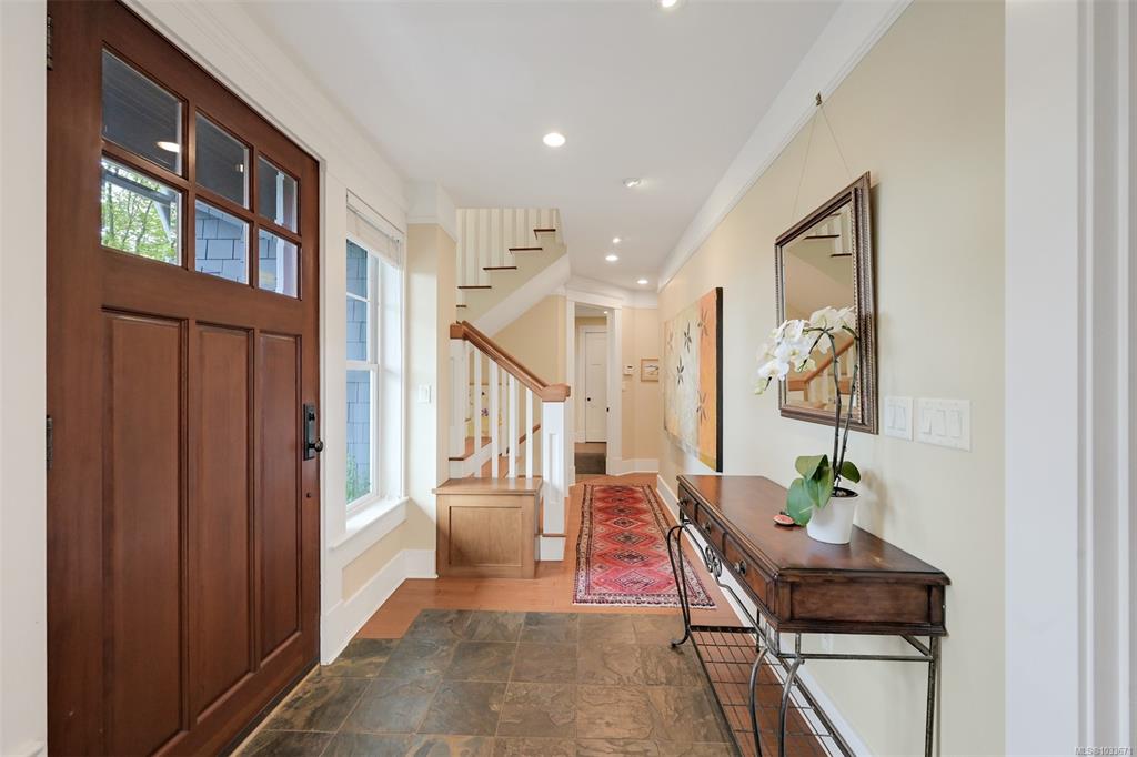 Fifth View of 12 Briar Pl, Victoria, BC, V8S 3J5