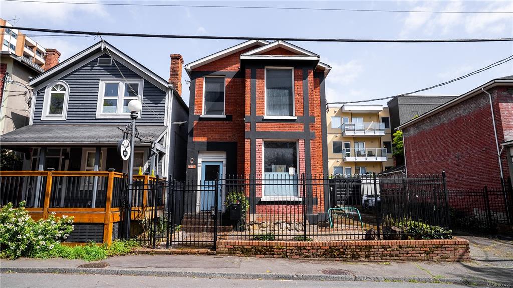 MLS® listing #31147181 for sale located at 1525 Amelia St