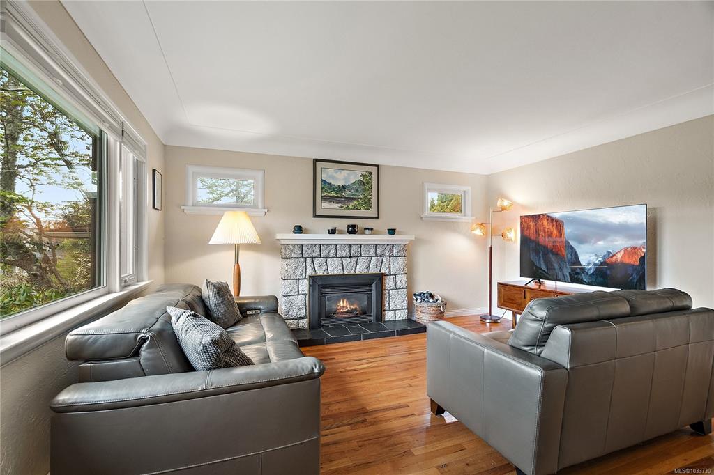 Fifth View of 3450 Doncaster Dr, Saanich, BC, V8P 3W1