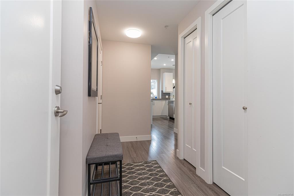 Fifth View of 1020 Inverness Rd, The Shire, Saanich, BC, V8X 2S1