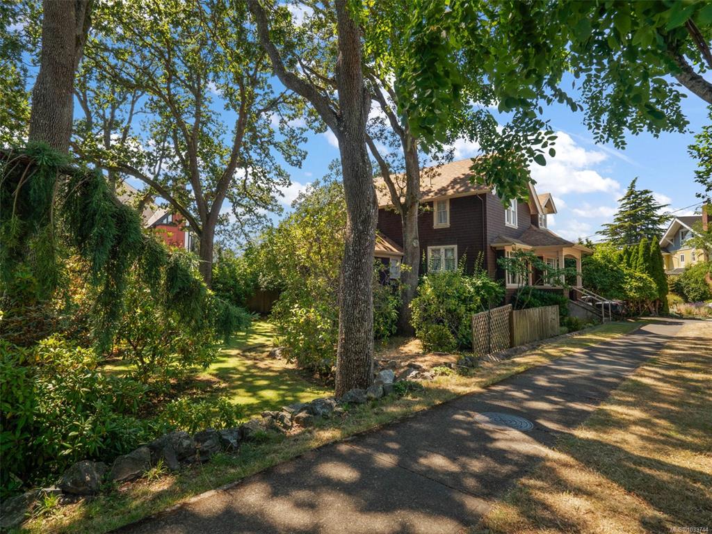 1353 Craigdarroch Rd, 1033744, BC,