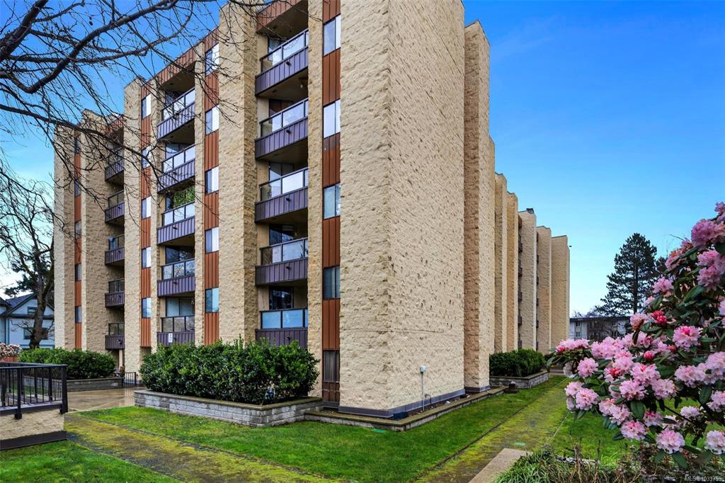 Third View of 1745 Leighton Rd, Victoria, BC, V8R 6R6