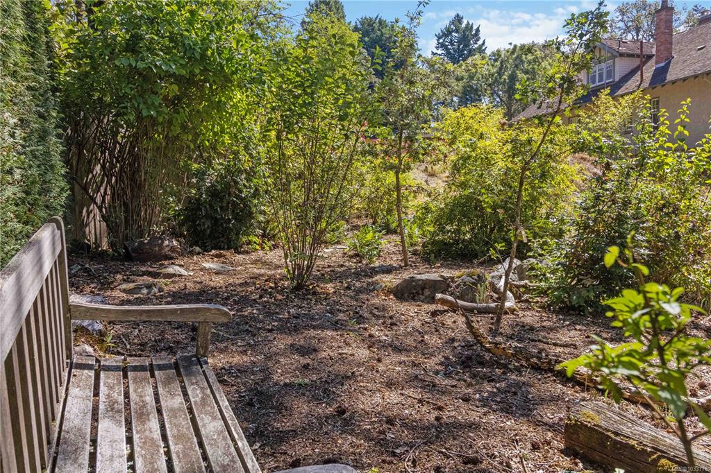 Fourth View of 929 Woodhall Lane, Saanich, BC, V8X 3L7