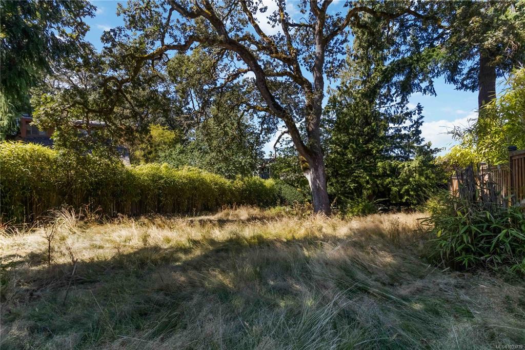 Fourth View of 933 Woodhall Dr, Saanich, BC, V8X 3L7
