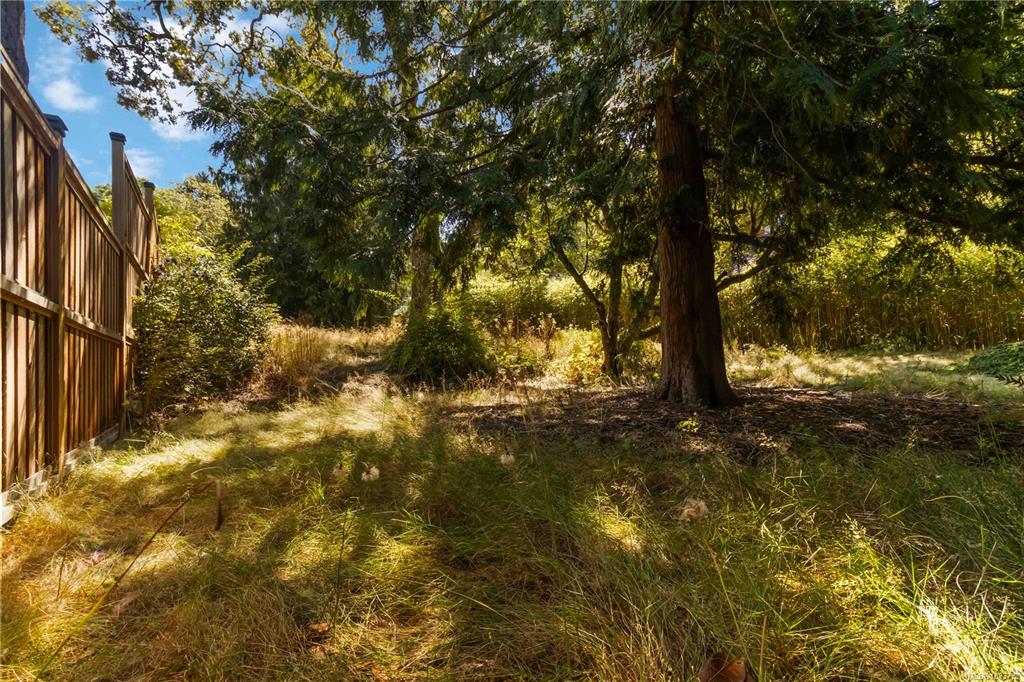 Fifth View of 933 Woodhall Dr, Saanich, BC, V8X 3L7