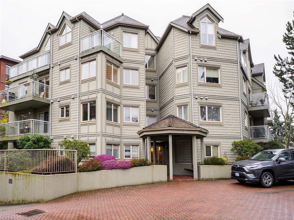 Second View of 1687 Poplar Ave, Saanich, BC, V8P 4K5