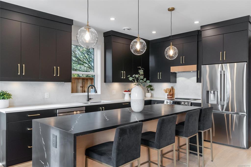 Fifth View of 588 Whiteside St, Saanich, BC, V8Z 1Y6