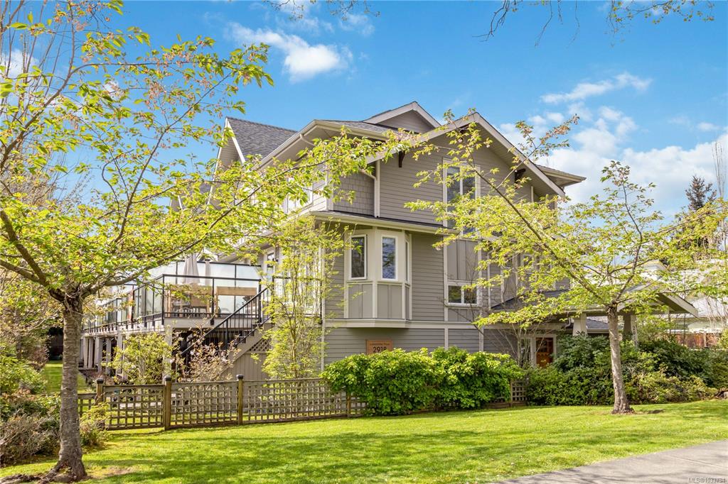Fourth View of 2918 Shelbourne St, Lansdowne Walk, Victoria, BC, V8R 4M6