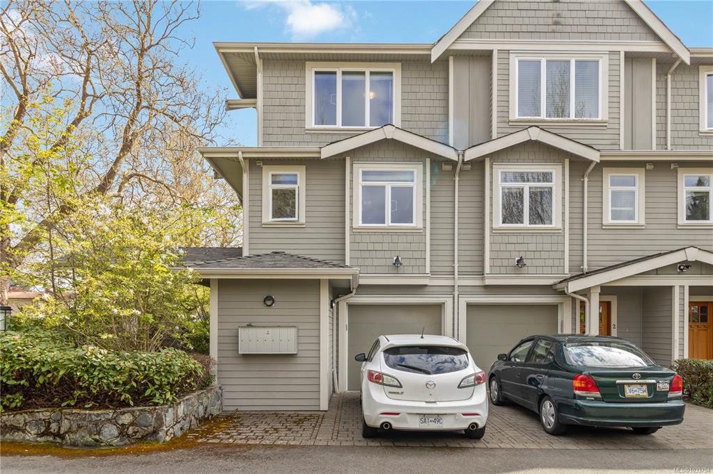 Fifth View of 2918 Shelbourne St, Lansdowne Walk, Victoria, BC, V8R 4M6