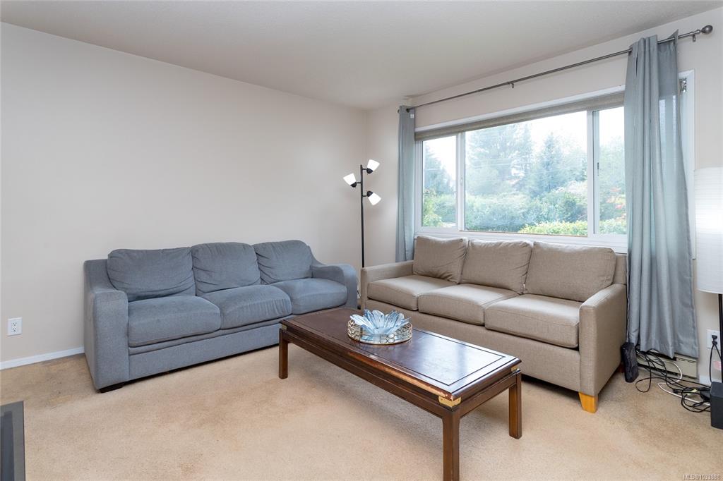 Third View of 1040 Kenneth St, Lakehill Court, Saanich, BC, V8X 3J5