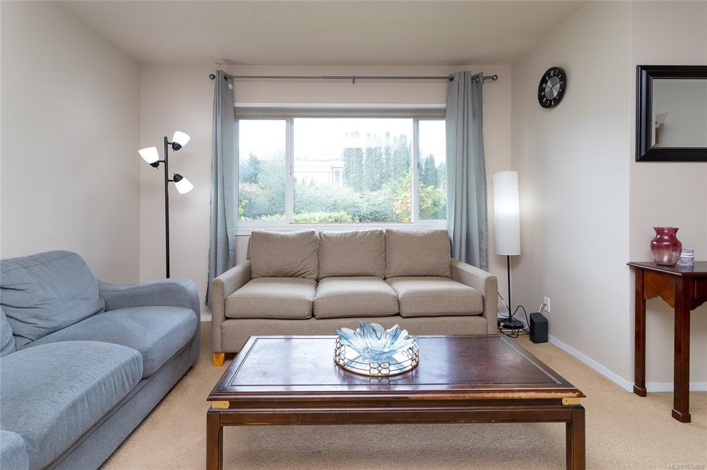 Fourth View of 1040 Kenneth St, Lakehill Court, Saanich, BC, V8X 3J5