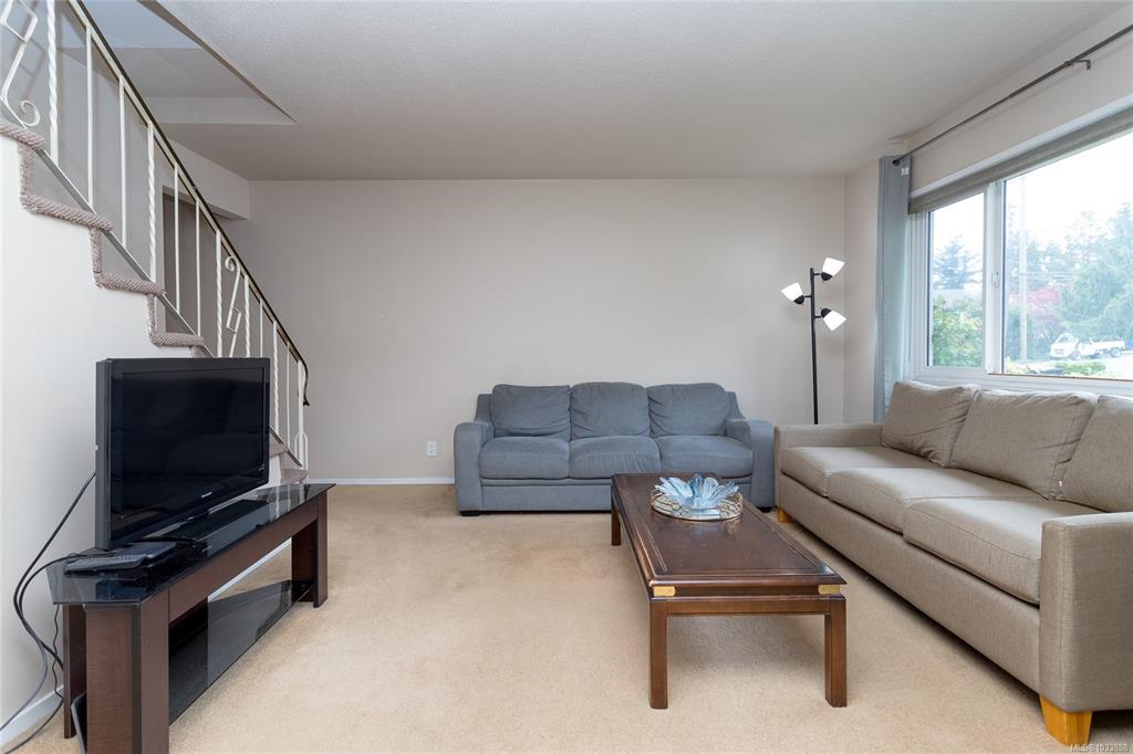 Fifth View of 1040 Kenneth St, Lakehill Court, Saanich, BC, V8X 3J5