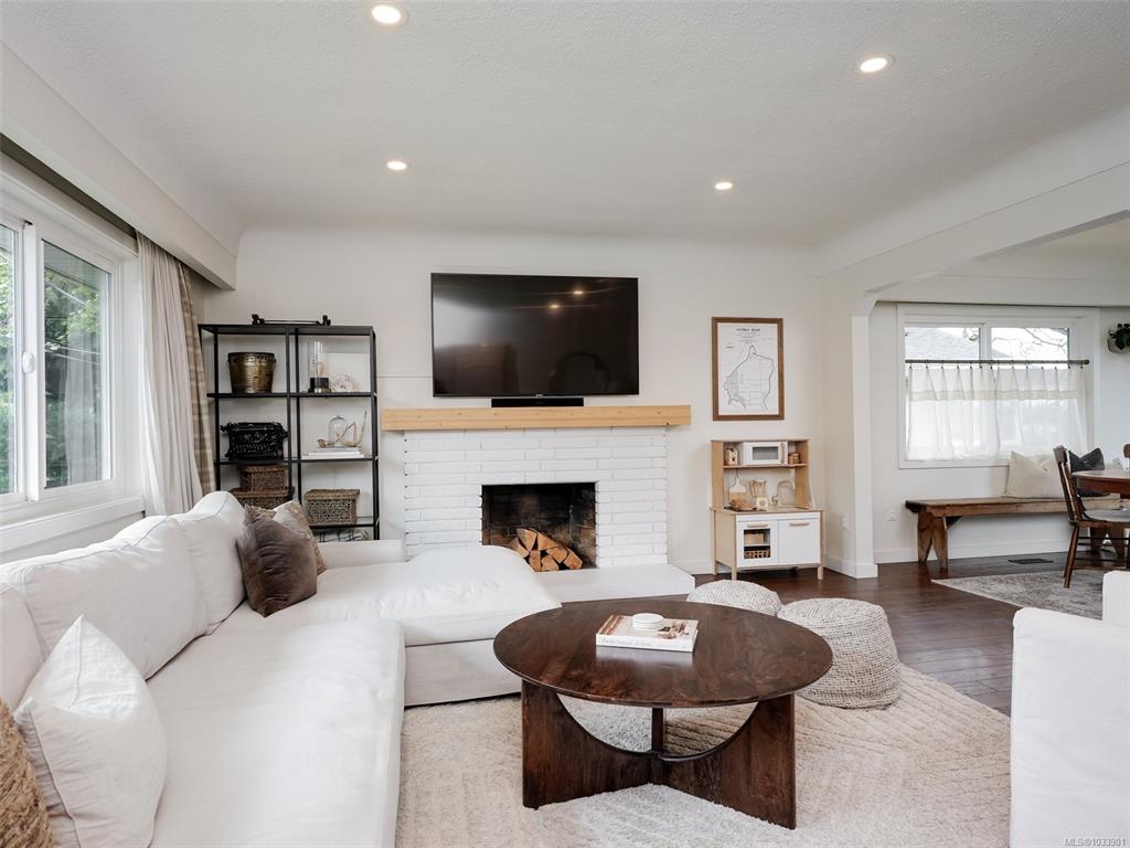 Third View of 611 Sedger Rd, Saanich, BC, V8Z 1R9