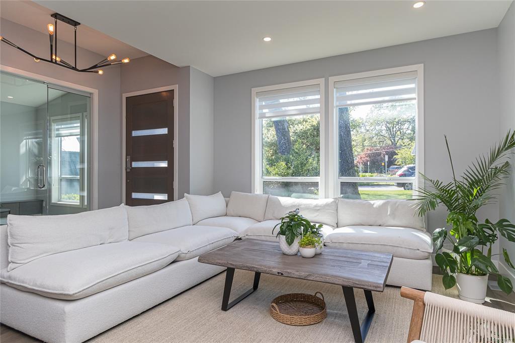 Second View of 909 Bank St, Victoria, BC, V8S 4B1