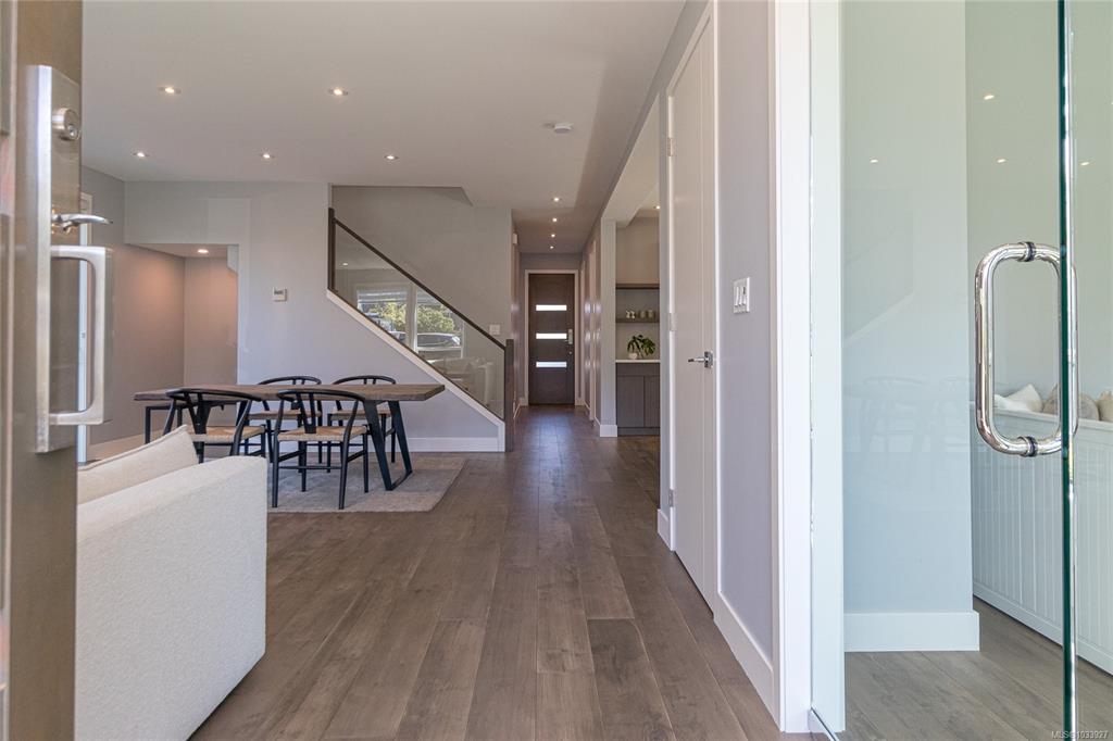 Fourth View of 909 Bank St, Victoria, BC, V8S 4B1