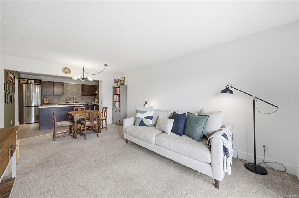Fifth View of 3252 Glasgow Ave, Saanich, BC, V8X 1M2