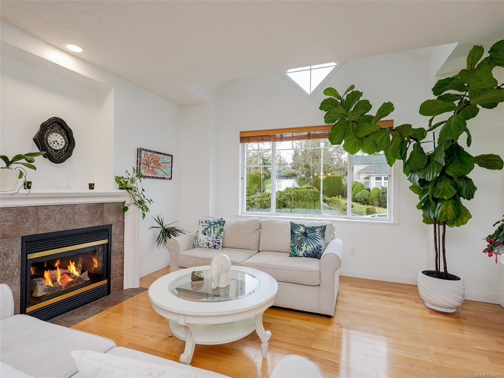 Third View of 4205 Oakview Pl, Saanich, BC, V8N 6M7