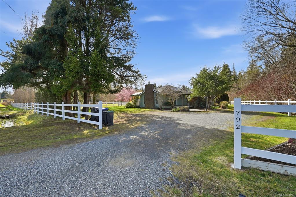 792 Bennett Rd, 1034081, BC,