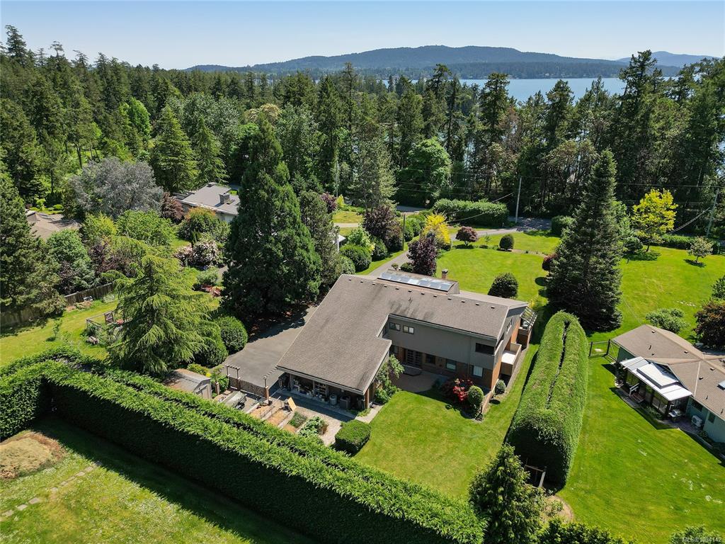 Third View of 564 Towner Rd, North Saanich, BC, V8L 5L8